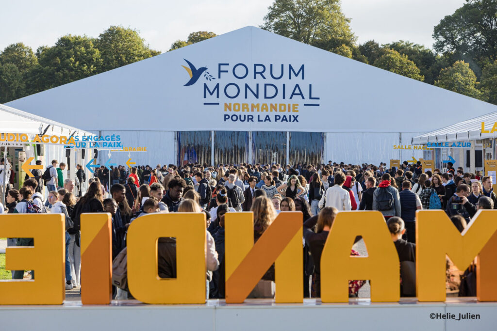 Foule présente au Forum Mondial Normandie pour la Paix