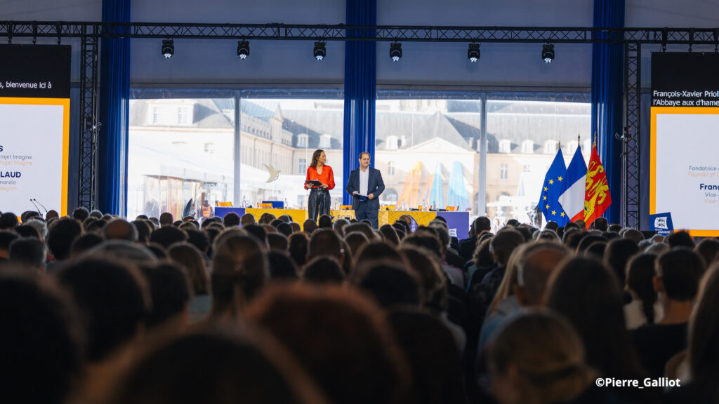 Frédérique Bedos et François Xavier Priollaud devant un public